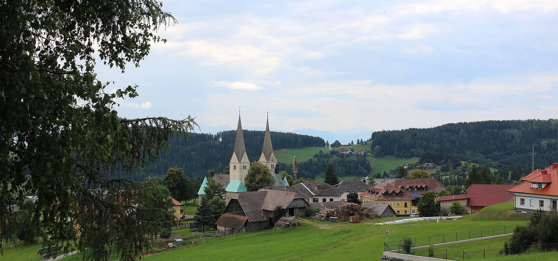 <p>Locationbilder der Pfarrkirche Diex</p><p>Außenansicht, Innenansicht wie auch Ansicht des Friedhofs </p>