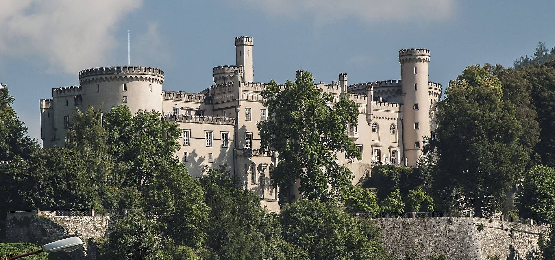 <p>Die Bezirksstadt des Lavanttales ist aufgrund der historischen Altstadt sehenswert. Kulturinteressierte können, das majestätisch über der Stadt gelegene Schloss Wolfsberg, bestaunen.</p>