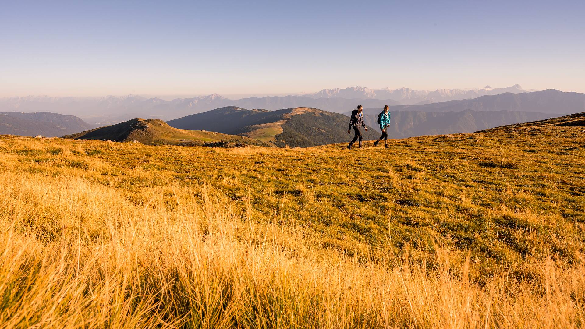 Paerchen beim Wandern am Mirnock