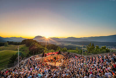 Konzert auf der Burgarena Finkenstein bei Sonnenuntergang