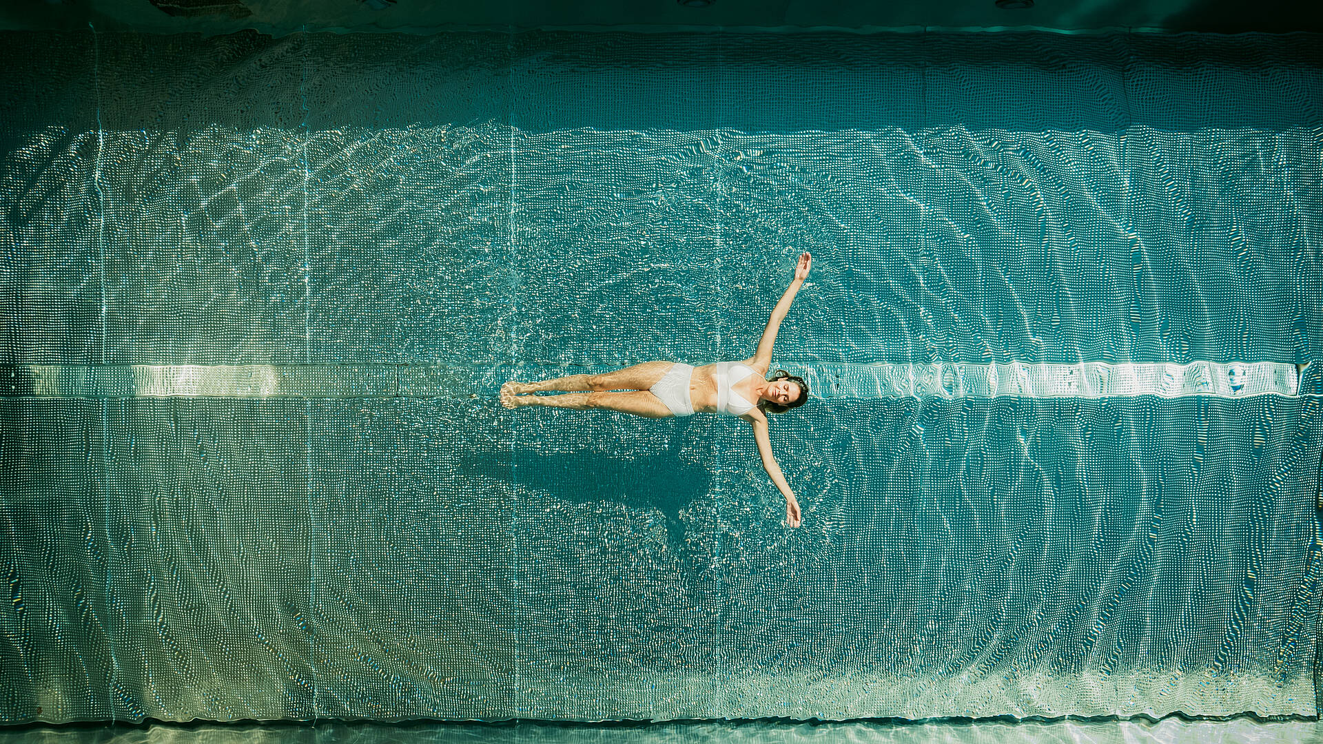 Frau im Pool beim Seenwellness Spa Hotel Sonne am Klopeiner See