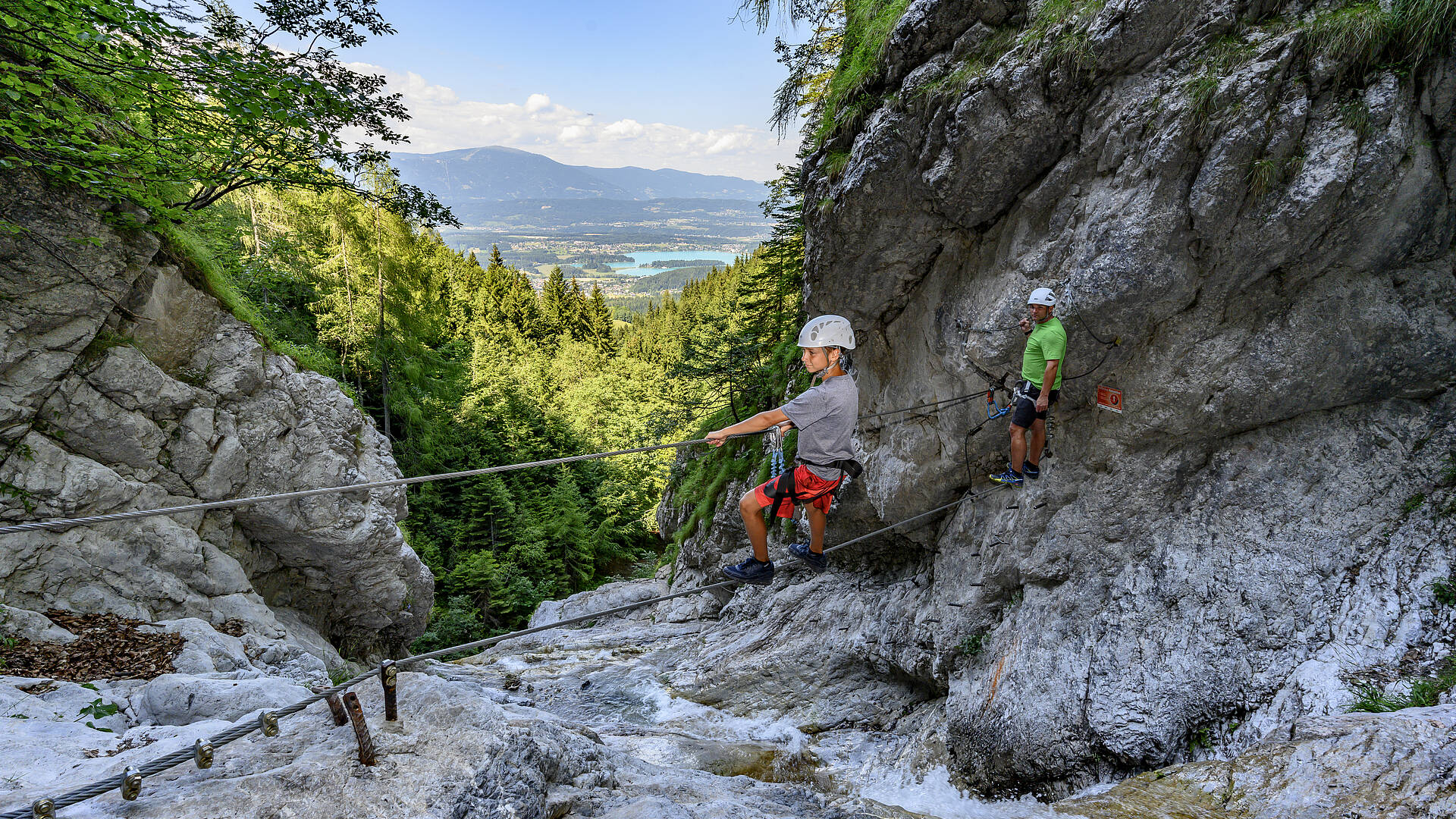 Vater und Sohn beim Klettersteig am Rotschitza-Klamm