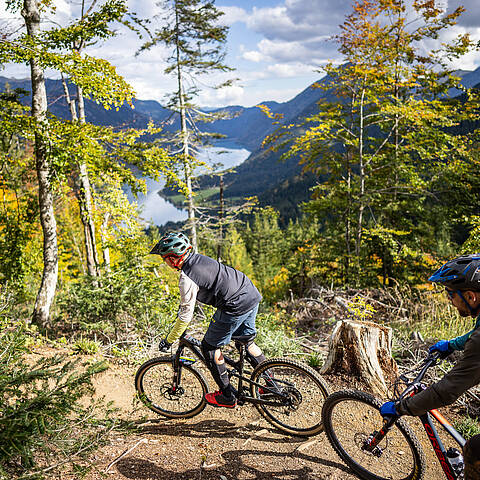 Papa und Sohn beim Biken am Weissensee im Herbst