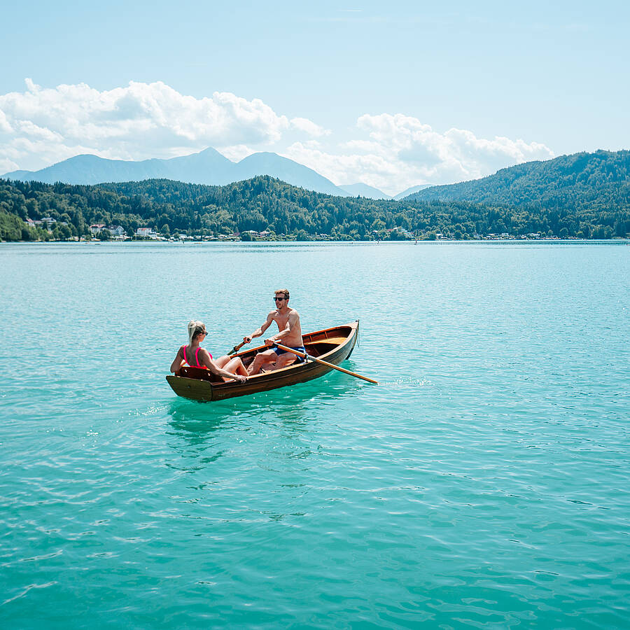 Paerchen mit dem Boot am Klopeiner See