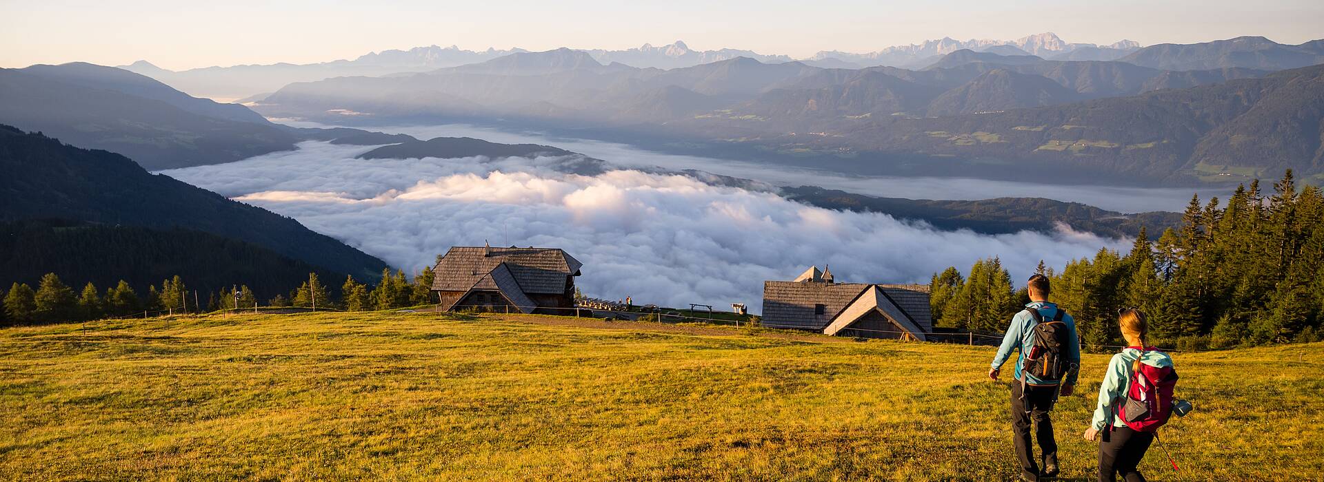 Paerchen beim Wandern auf der Millstaetter Alpe bei der Alexanderalm