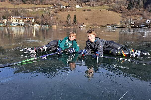 Kinder beim Eislaufen am Brennsee