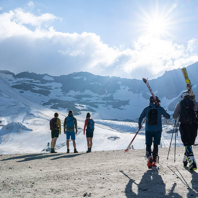 Wandern und Skifahren am Moelltaler Gletscher