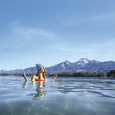 Frau beim Kaltbaden im Faaker See