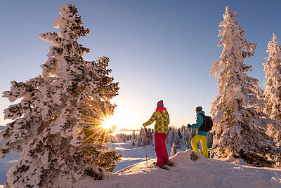 Schneeschuhwandern bei Sonnenuntergang - Region Villach