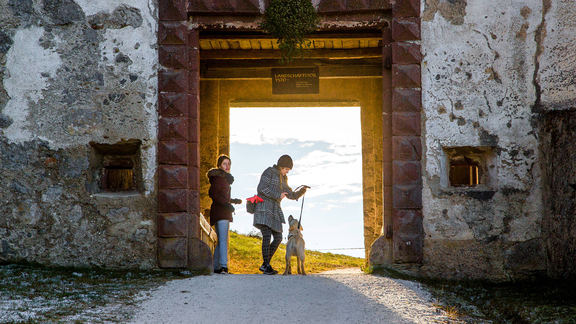 Familie mit Hund auf der Burg Hochosterwitz