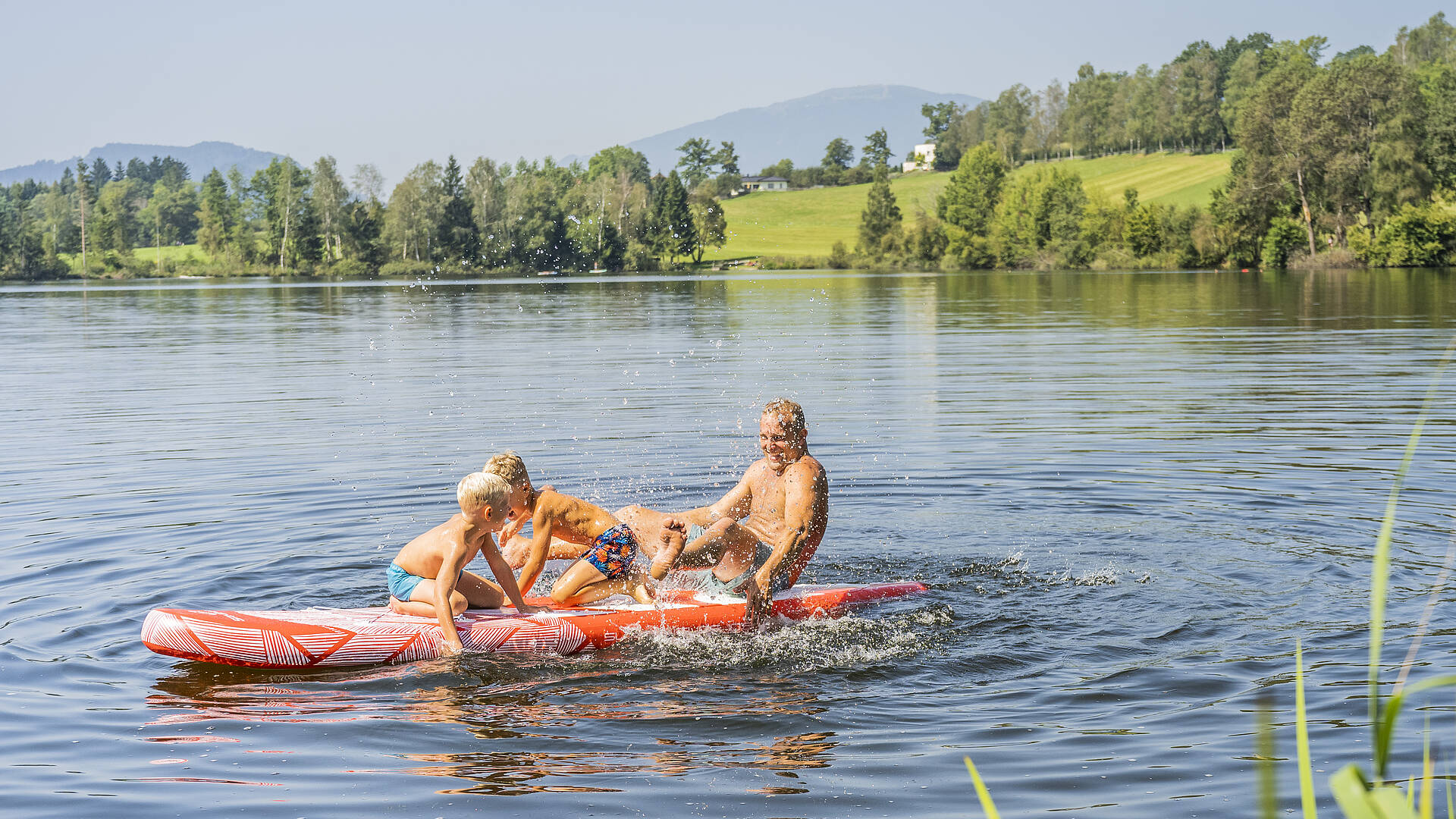 Familie beim Baden und Stand up paddlen im Maltschacher See