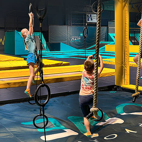 Kinder beim Seilklettern im Trampolinpark JumpWorld.One 