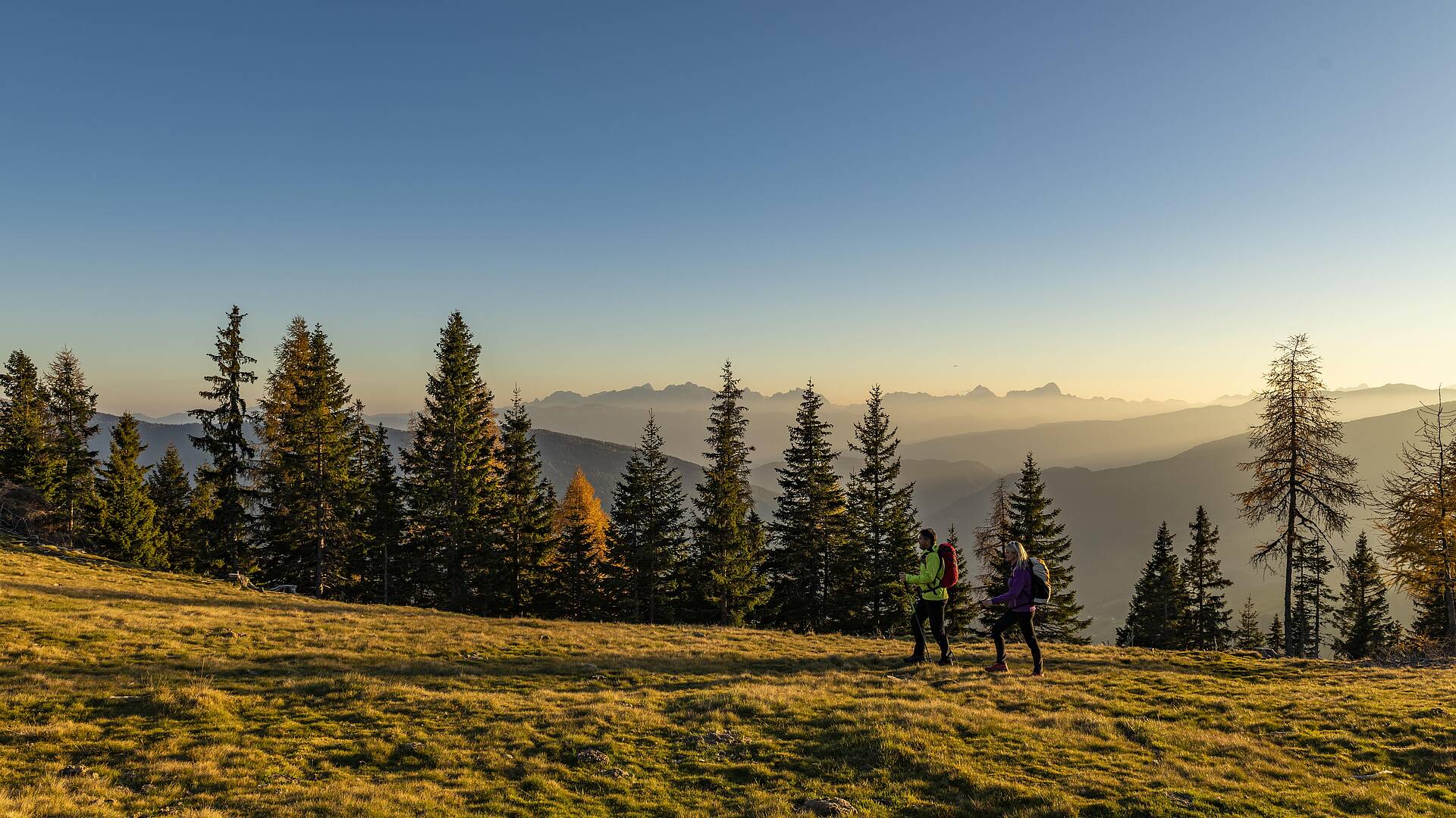 Paerchen beim Wandern am Woellaner Nock am Alpe Adria Trail