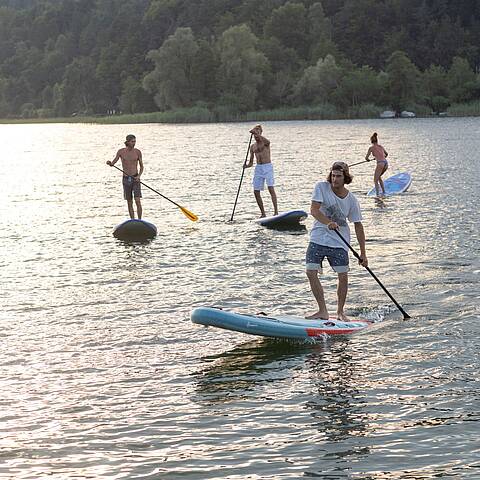 Gruppe beim Stand up paddeln am Keutschacher See