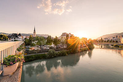 Blick auf Villach bei Sonnenuntergang 