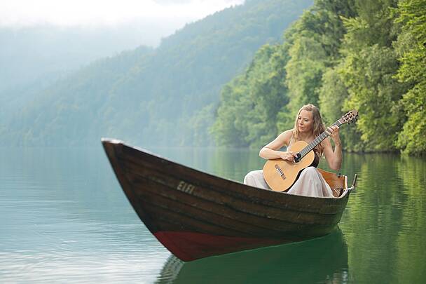 La Guitarra esencial mit Julia Malischnig im Boot am Millstaetter See