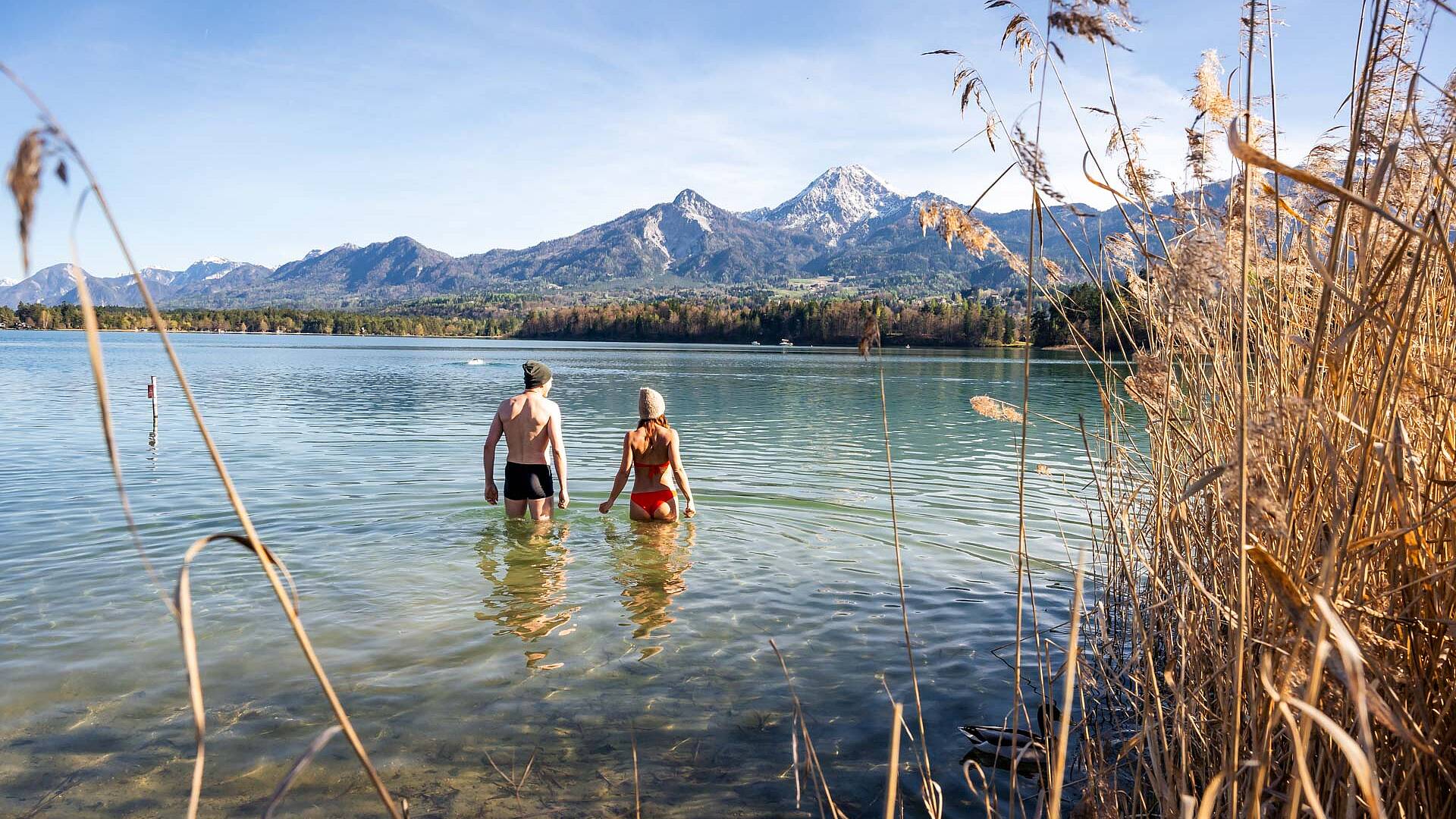 Paerchen beim Kaltbaden im Faaker See mit Blick auf den Mittagskogel