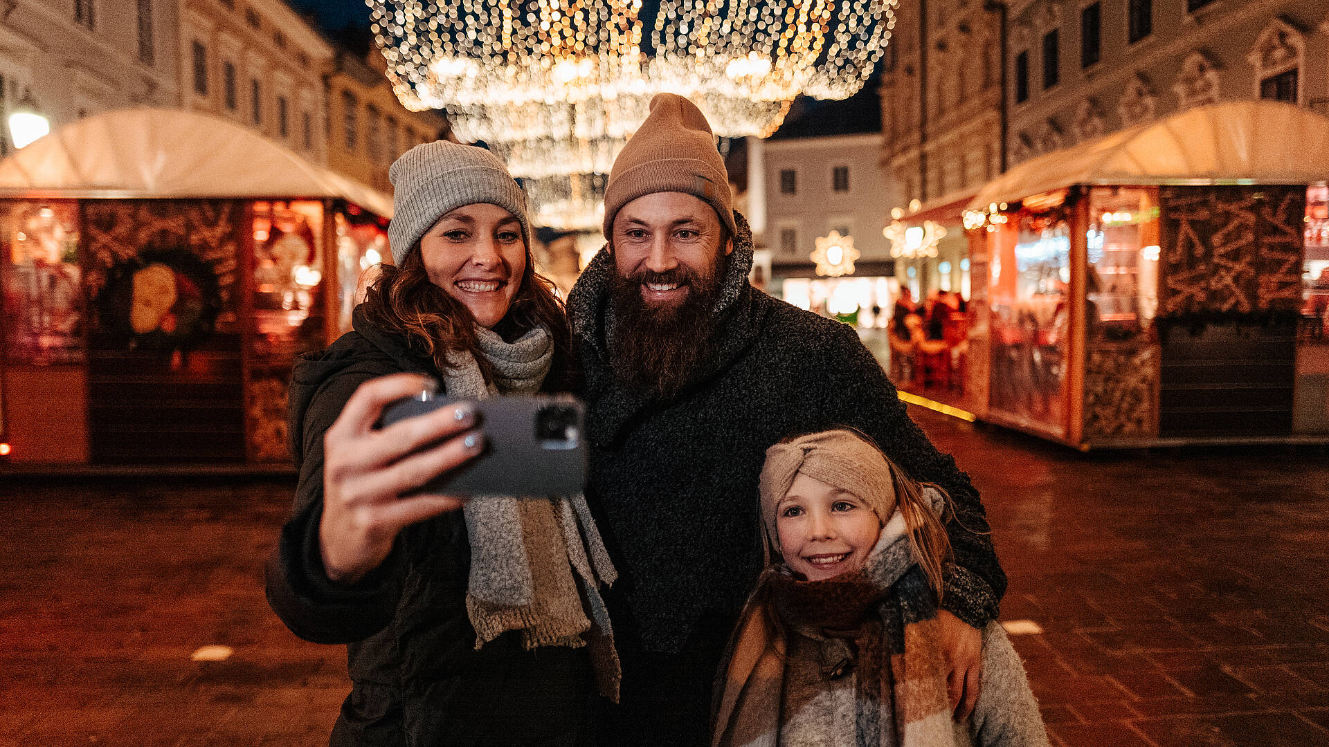 Familie beim Christkindlmarkt in Klagenfurt