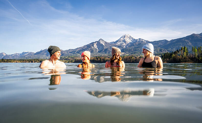 Gruppe beim Kaltbaden im Faaker See