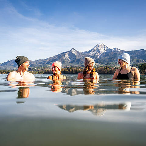 Gruppe beim Kaltbaden im Faaker See