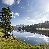 Wandern am Nockberge Trail auf der Turracher Hoehe mit See im Hintergrund