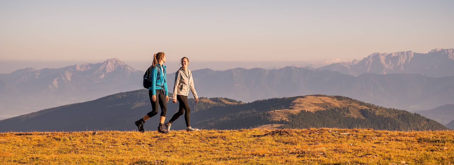 Paerchen beim Wandern am Mirnock