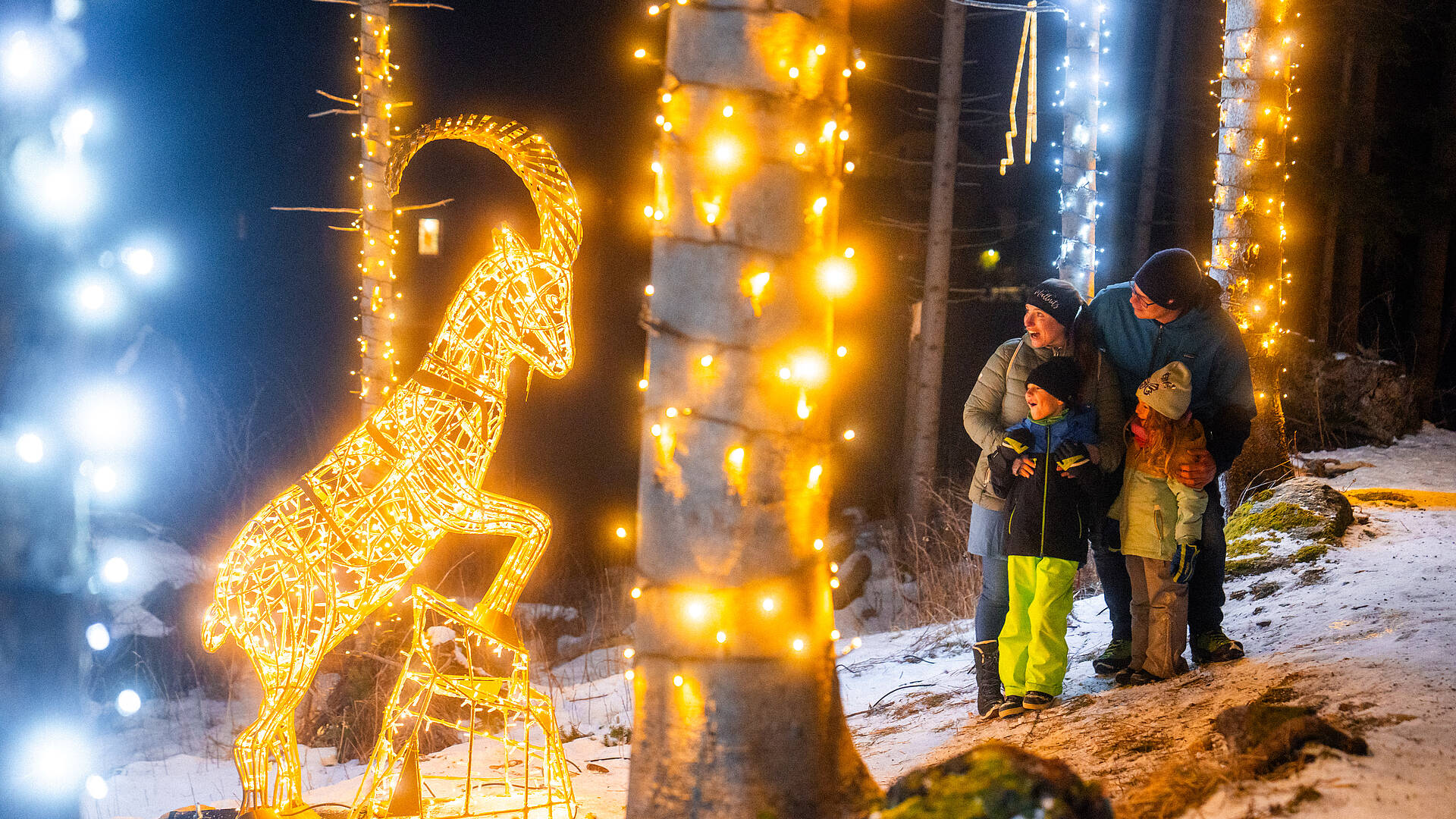 Familie am Lichterweg beim Mallnitzer Bergadvent