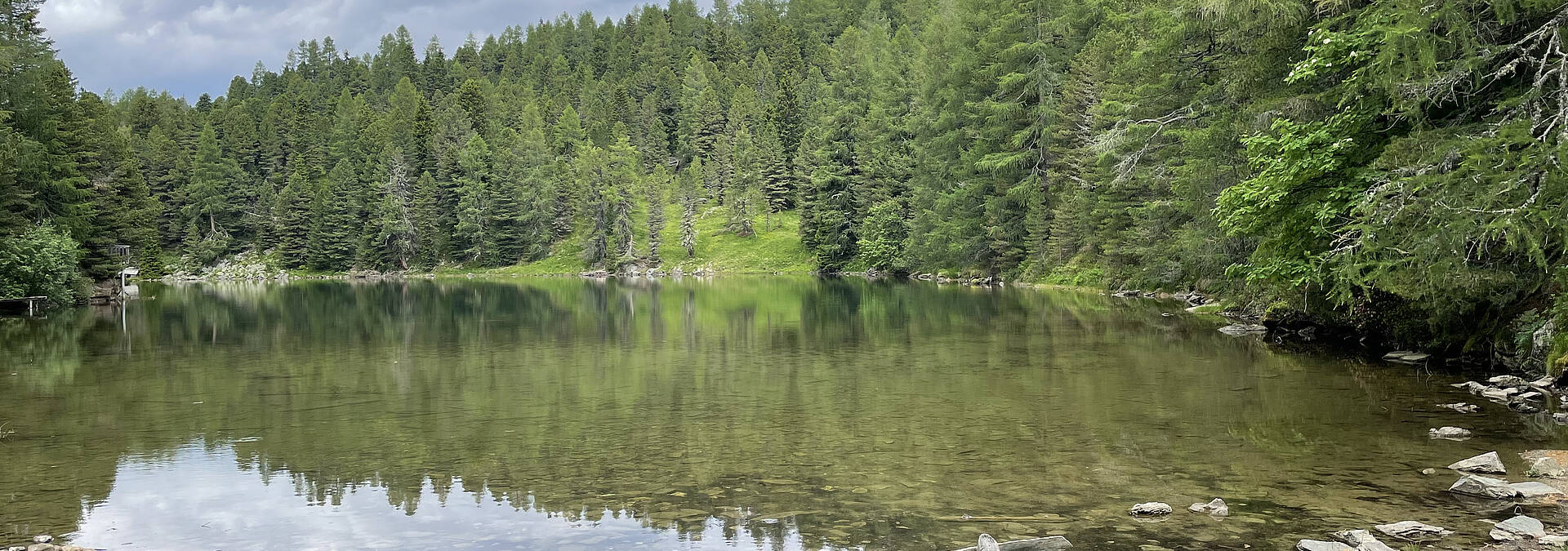 3 Seen Wanderung auf der Turracher Hoehe Blick auf den Gruensee