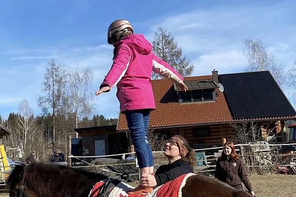 Kind beim Reitunterricht Pferdewohl Moosburg