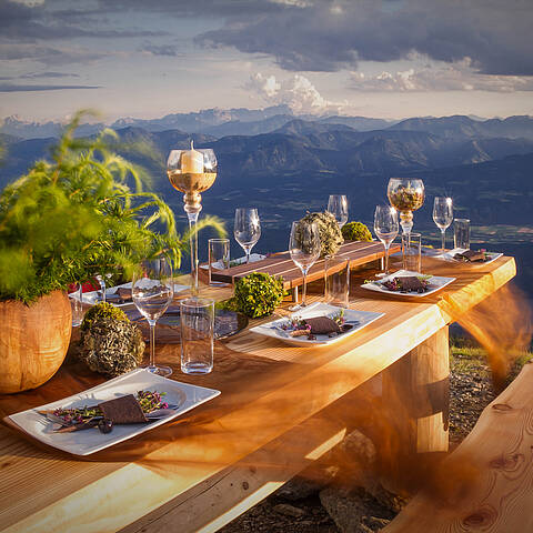 Almtafel beim herbstlichen Tafeln am Millstätter See