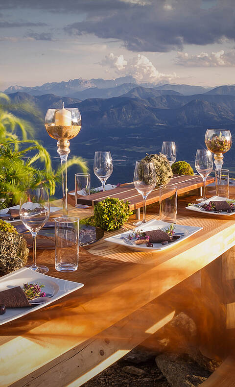 Almtafel beim herbstlichen Tafeln am Millstätter See