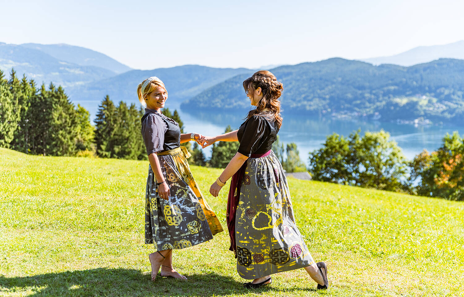 2 Damen beim Tanzen im Kulinarischen Herbstreigen am Millstaetter See