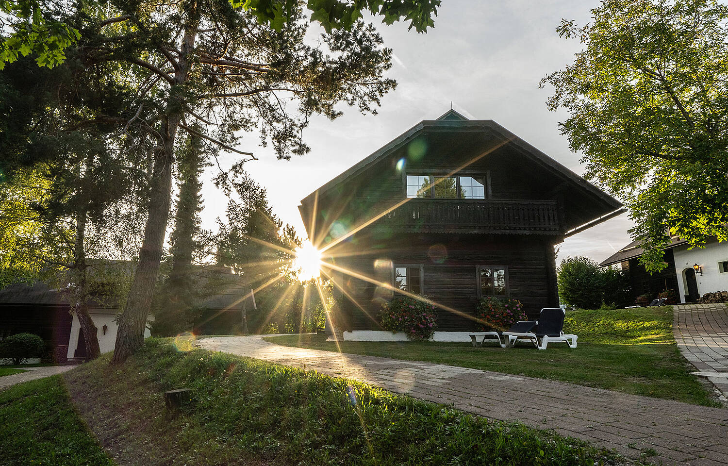 Naturel Hoteldorf Schönleiten ist ein Dorf mit Holzhäusern in der Nähe des Faaker See 
