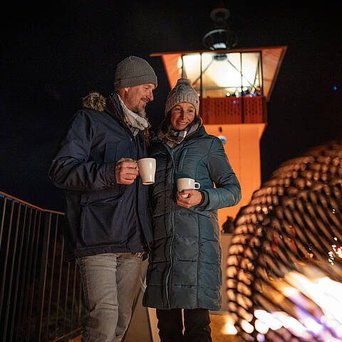 Paerchen am Millstaetter Lichtweg im Advent