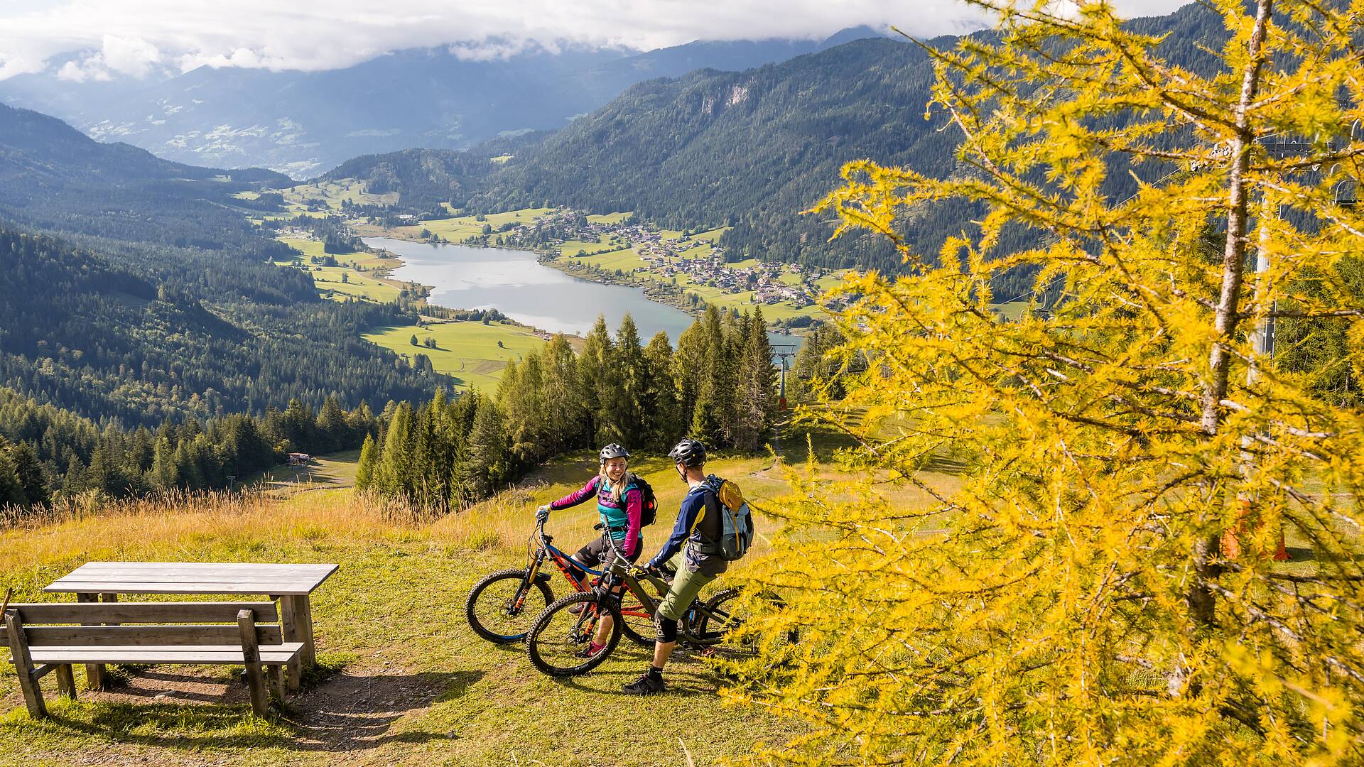 Radfahren am Weissensee im Herbst