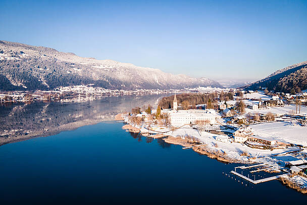 Winter am Ossiacher See mit Blick auf das Stift Ossiach