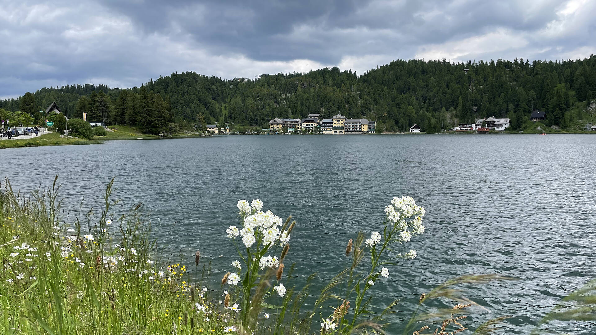 3 Seen Wanderung auf der Turracher Hoehe mit Blick auf den Turracher See