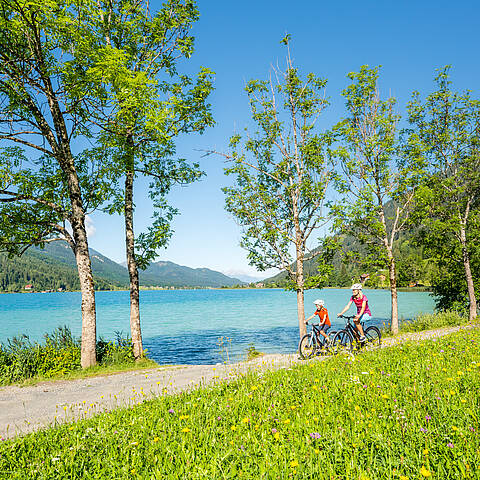 Familie beim Radfahren direkt am Weissensee