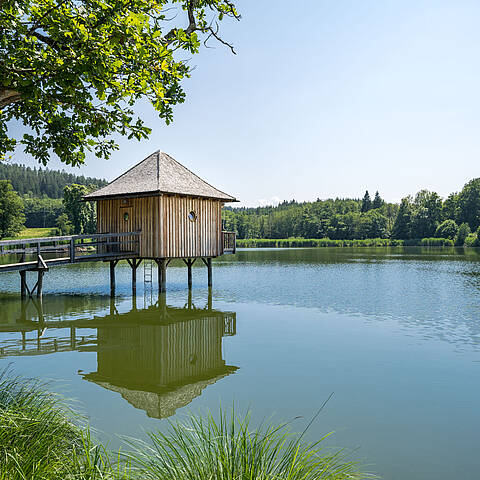 Blick auf den Hoerzendorfer See mit Badehaus und Steg