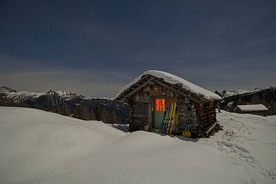 Hütte im Lesachtal im Winter bei Nacht