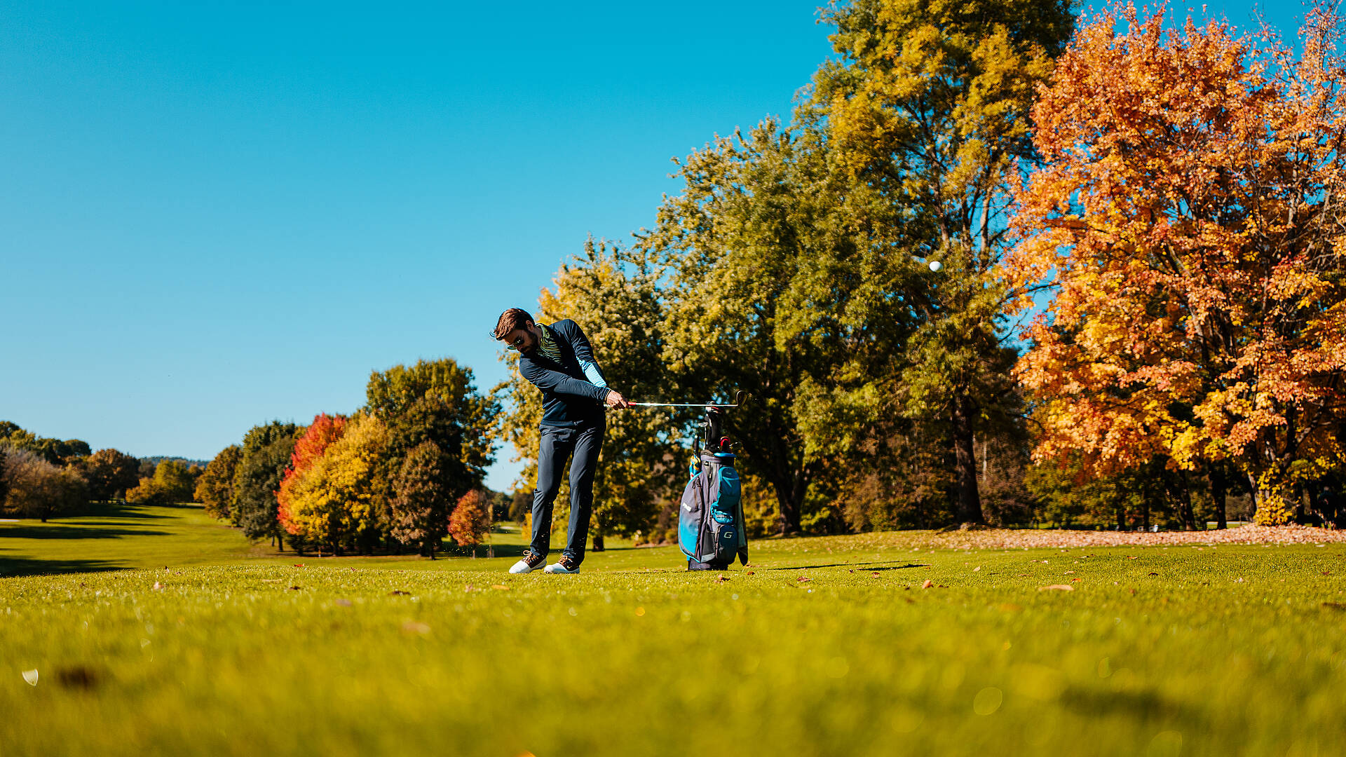 Mann beim Golfen im Golfpark Klopeiner See im Herbst