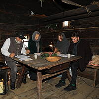 Gruppe beim Tisch im Advent im Freilichtmuseum Maria Saal