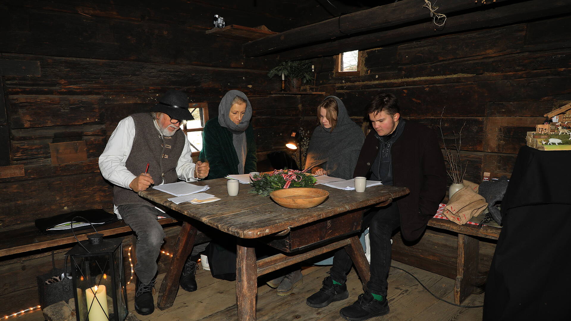 Gruppe beim Tisch im Advent im Freilichtmuseum Maria Saal