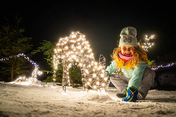 Familie am Lichterweg beim Mallnitzer Bergadvent