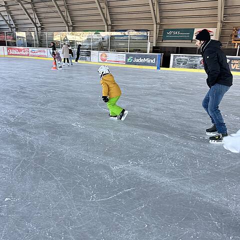 Eislaufen mit der Familie in der Halle