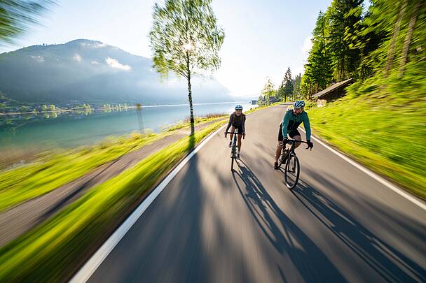 Zwei Biker unterwegs am Gravel Bike in der Region Nassfeld-Pressegger See