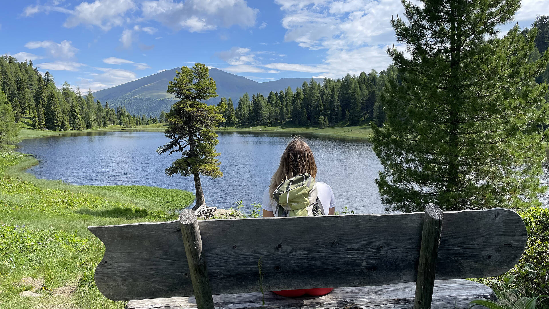 Frau blickt auf den Schwarzsee bei der 3 Seen Wanderung auf der Turracher Hoehe