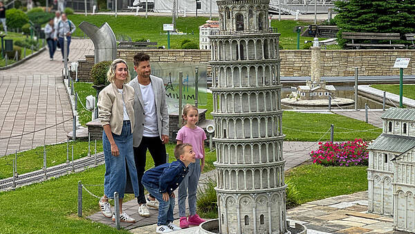 Familie im Minimundus mit Schiefem Turm von Pisa