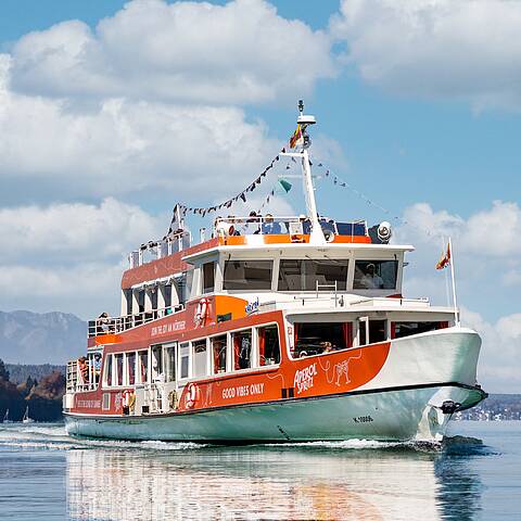 Wörthersee Schifffahrt überquert den Wörthersee