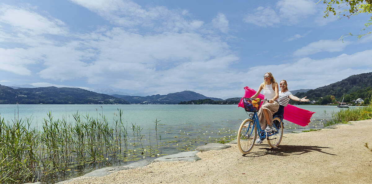 Zwei Mädels beim Radfahren am Wörthersee